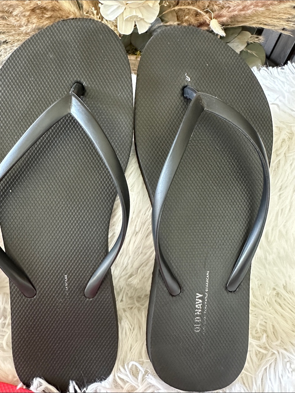 Old Navy Women's Flip Flops - Red, Black, Gray - Picture 2 of 5